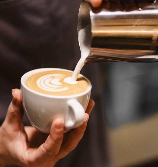 Qual a diferença entre o cappuccino e o latte?