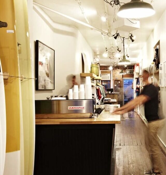 Por que tantas lojas têm cafeterias?