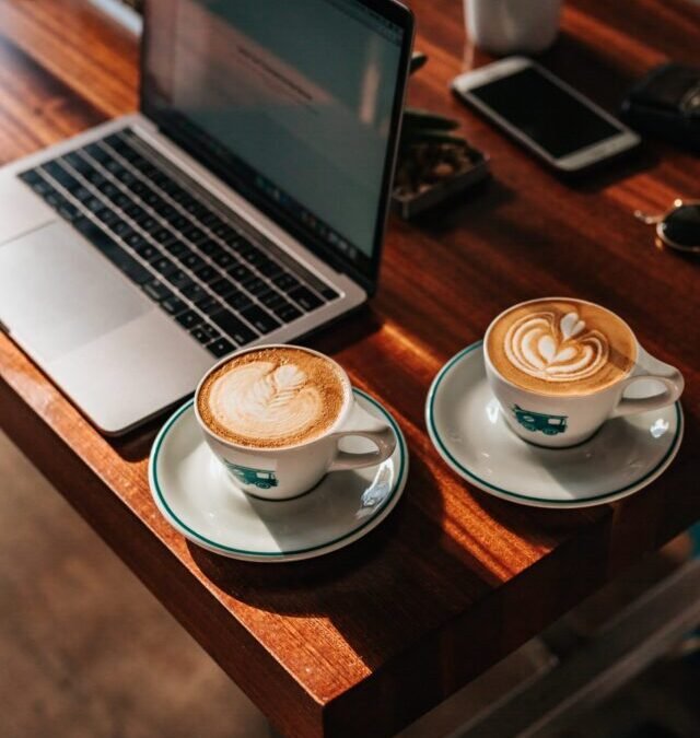 Trabalho remoto em cafeterias