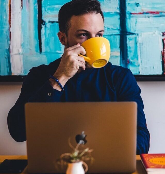 Café na Cafeteria ou em casa?